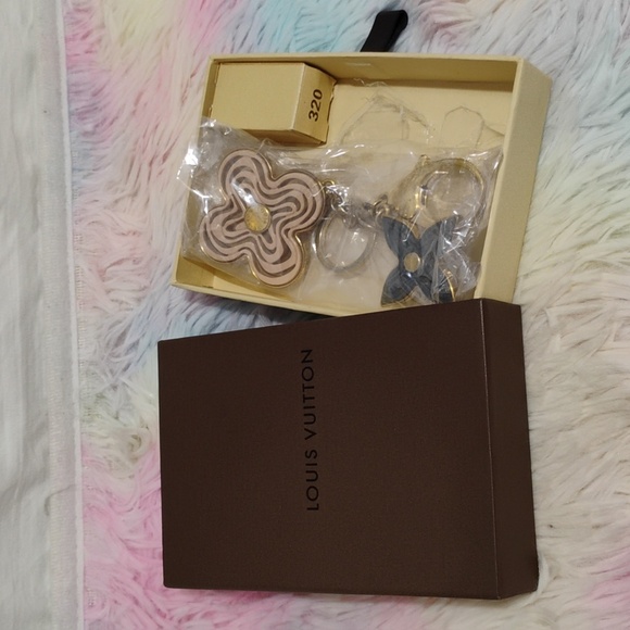 SALE! Louis Vuitton Portecle LV Logo Key Holder Charm & Padlock/Keys 320 Bundle - Picture 16 of 16